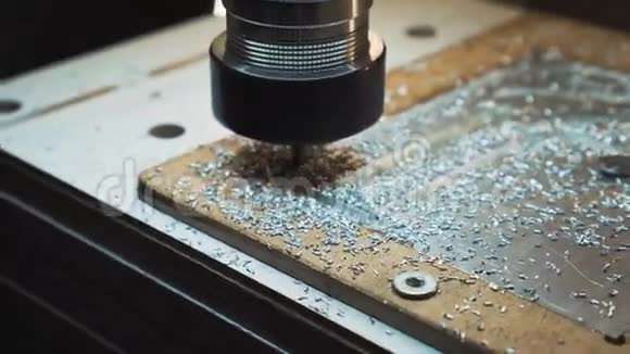 车间切割钣金重工业的现代工具危险的工作视频的预览图