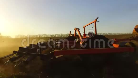 农民在拖拉机上耕田稳耕农业俄罗斯在播种机上耕作土地视频的预览图
