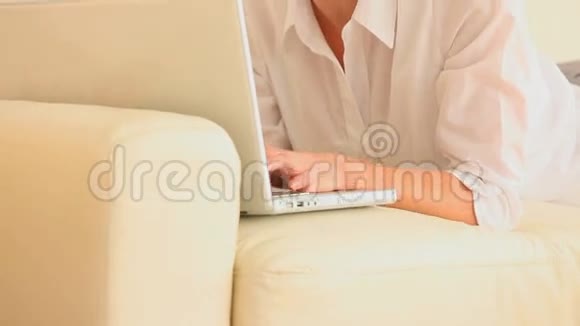 女人用她的笔记本电脑视频的预览图