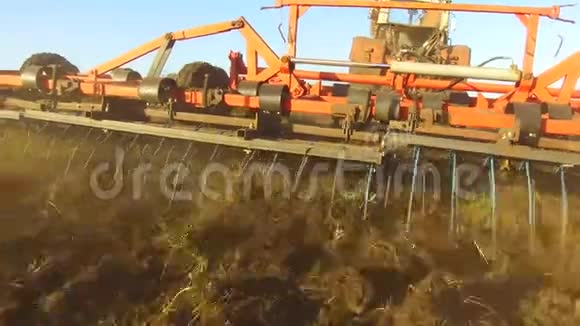 拖拉机耕田农民以播种机为耕作基地俄罗斯稳定农业土地整备土地视频的预览图