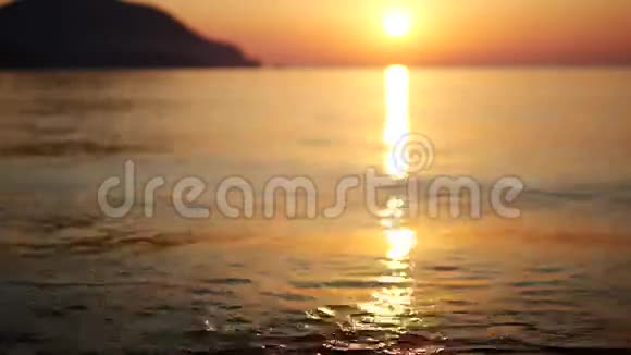 日出对海浪的反射土耳其视频的预览图
