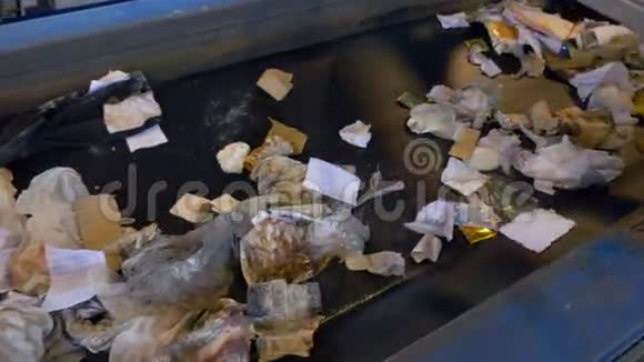垃圾垃圾垃圾输送机上的垃圾回收厂视频的预览图