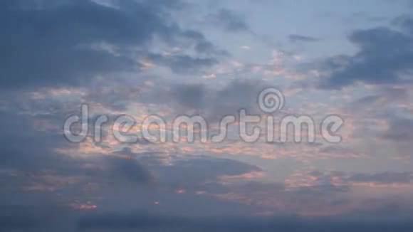 黎明时蓝天背景下美丽的云彩视频的预览图