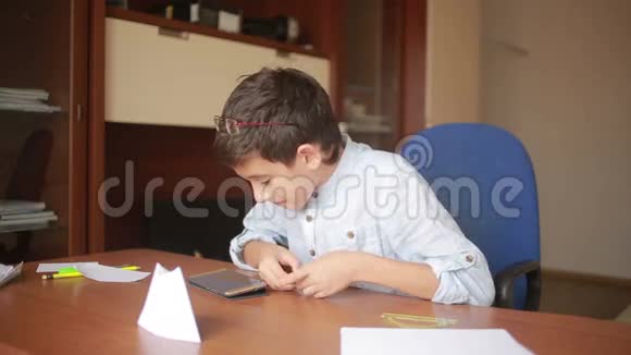 小男孩画纸艺术折纸业余爱好视频的预览图