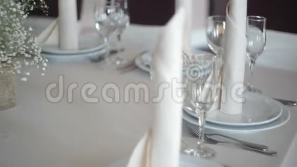 餐厅餐桌上漂亮的婚礼装饰视频的预览图