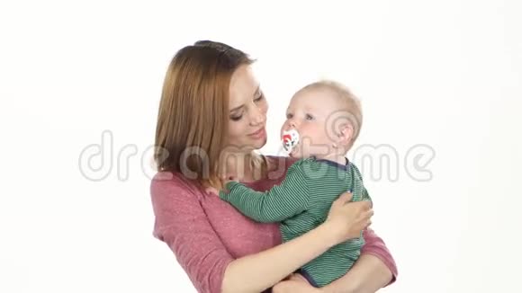 母亲和她的新生儿白色视频的预览图