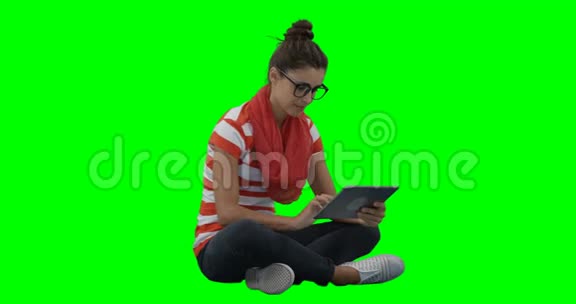一位使用数字平板电脑的美女视频的预览图