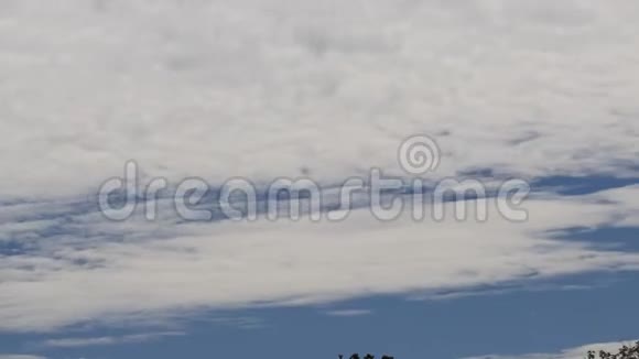 比利牛斯山脉上空云层的时间流逝视频的预览图