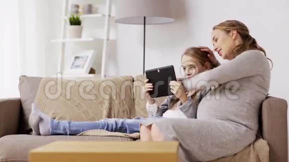 孕妇和带平板电脑的女孩视频的预览图
