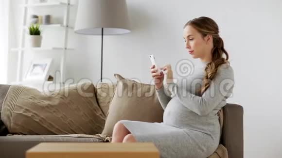 有智能手机的快乐孕妇视频的预览图