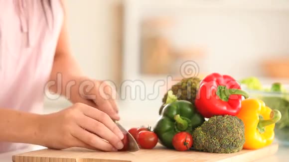 切西红柿的女人视频的预览图