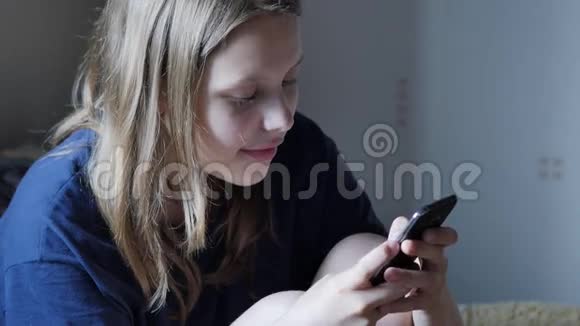少女正在和智能手机聊天4UHDK视频的预览图