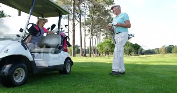男性高尔夫球员与女性互动视频的预览图
