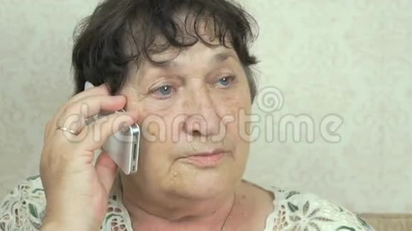 老奶奶在手机上说话视频的预览图