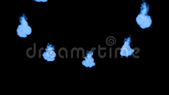 蓝墨水滴在水中缓慢溶解在黑色背景上孤立包括用作视频的预览图