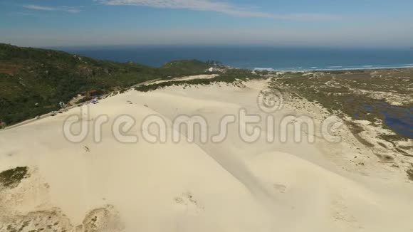 在阳光明媚的日子里鸟瞰沙丘Joaquina海滩弗洛里亚诺波利斯圣卡塔琳娜巴西2017年7月视频的预览图