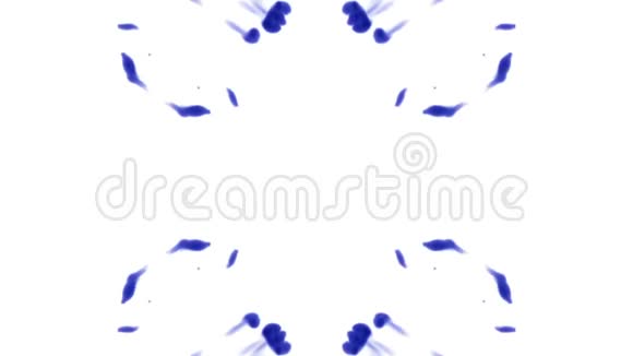 蓝墨涓涓细流在水中缓慢溶解隔离在白色背景上包括卢马哑光作为使用视频的预览图