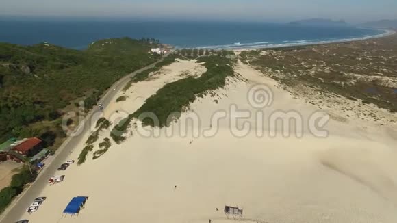 在阳光明媚的日子里鸟瞰沙丘Joaquina海滩弗洛里亚诺波利斯圣卡塔琳娜巴西2017年7月视频的预览图