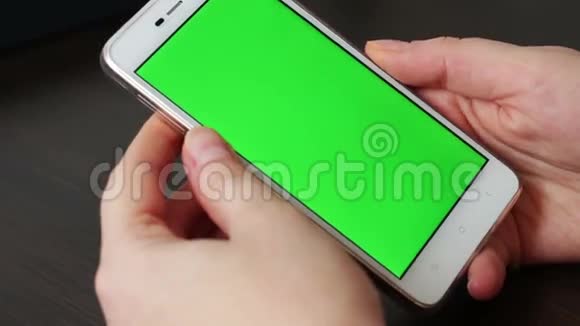 白色智能手机上的触摸屏视频的预览图
