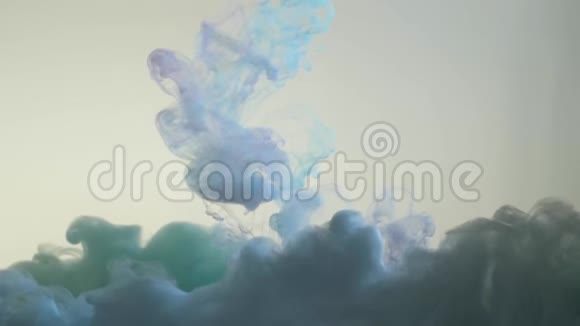 白色背景上的烟雾白色背景上的抽象烟雾烟雾背景美丽的彩色烟雾视频的预览图