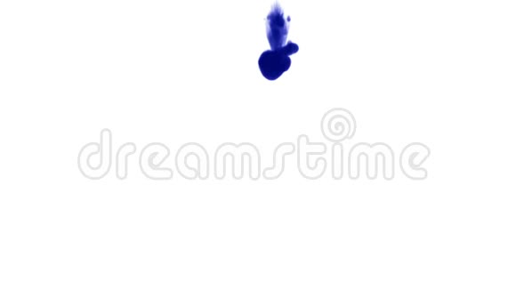 蓝墨涓涓细流在水中缓慢溶解隔离在白色背景上包括卢马哑光作为使用视频的预览图