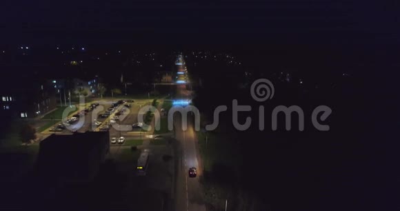 摄像机跟随汽车在晚上的路上空中镜头视频的预览图
