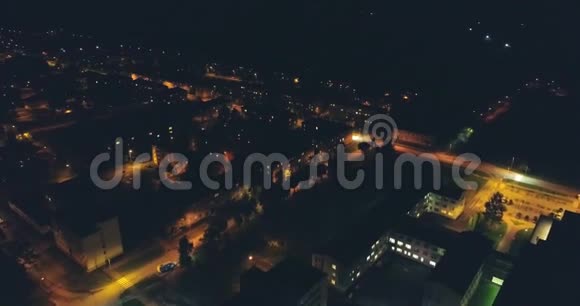 爱沙尼亚科赫特拉贾尔夫市夜间鸟瞰美景视频的预览图