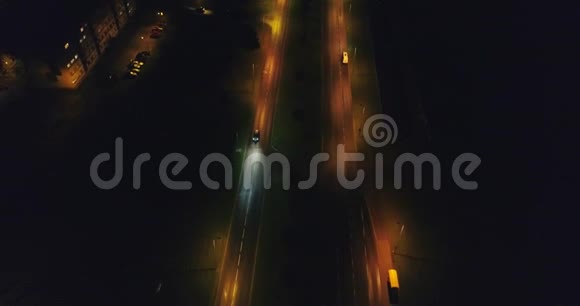 摄像机跟随汽车在晚上的路上空中镜头视频的预览图