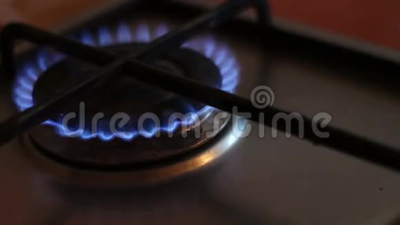 燃烧着煤气炉的蓝色火焰视频的预览图