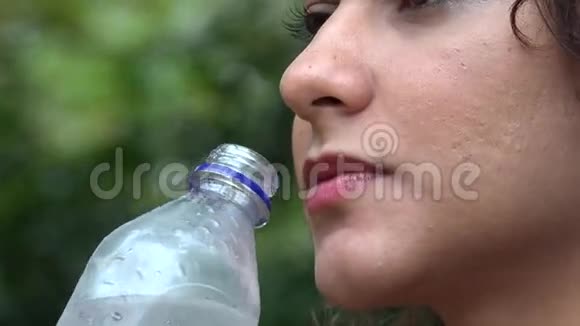 水瓶饮料饮料视频的预览图