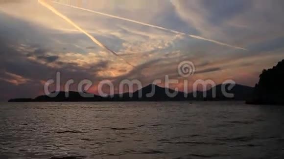 日落于海面亚得里亚海的日落太阳坐着做视频的预览图