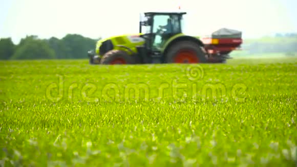麦田和拖拉机耕地视频的预览图
