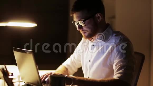 带笔记本电脑和咖啡的人在夜间办公视频的预览图