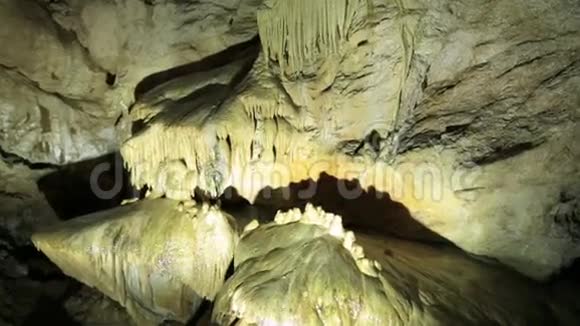 在一个美丽多彩的洞穴里视频的预览图