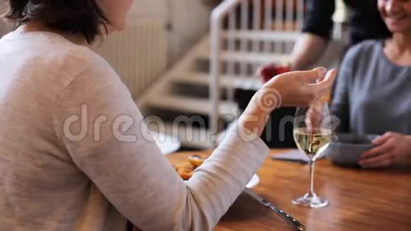 在餐馆吃饭聊天的女人视频的预览图