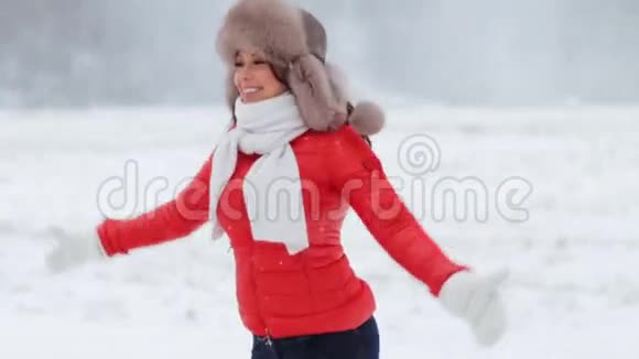 冬天在户外玩得开心快乐的女人视频的预览图