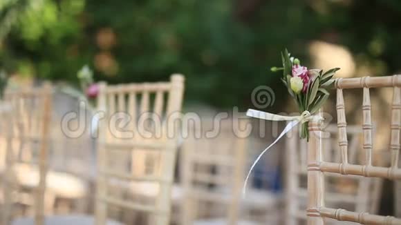 婚礼上的椅子以鲜花装饰视频的预览图