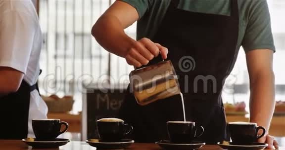 微笑的服务员在柜台上煮咖啡视频的预览图