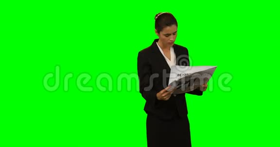 女商人看报纸视频的预览图