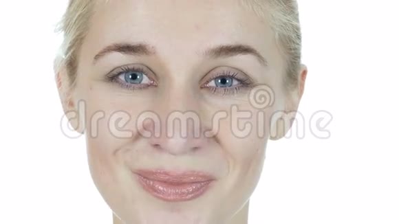 笑容满面的女人白背景年轻视频的预览图