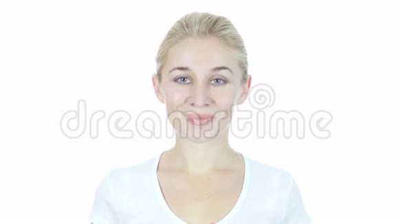 正面微笑的女人白色背景年轻视频的预览图