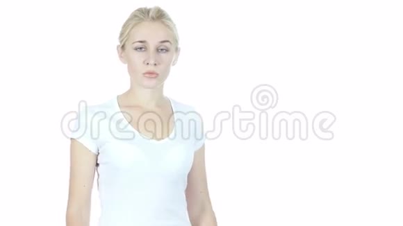 头痛沮丧紧张的年轻女人视频的预览图