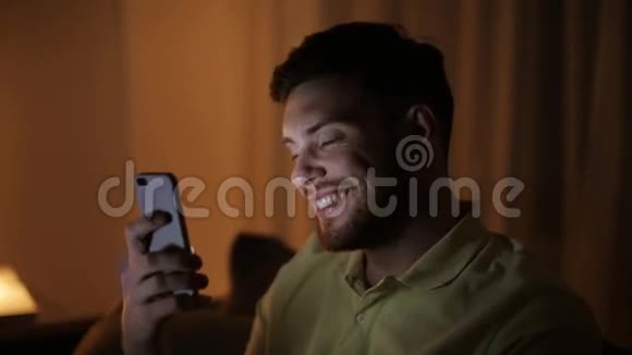 晚上带智能手机的快乐年轻人视频的预览图