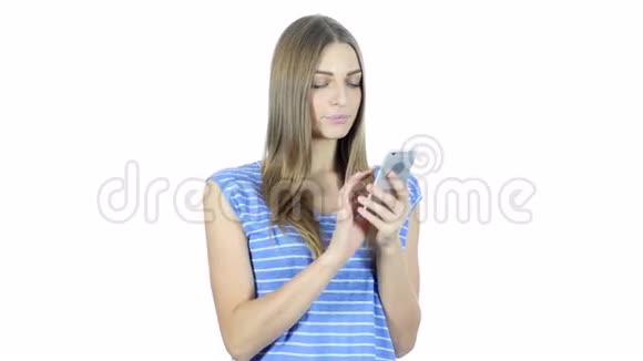女性使用智能手机白色背景年轻视频的预览图