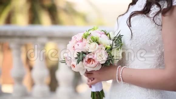 新娘手中的婚礼玫瑰和牡丹婚礼视频的预览图