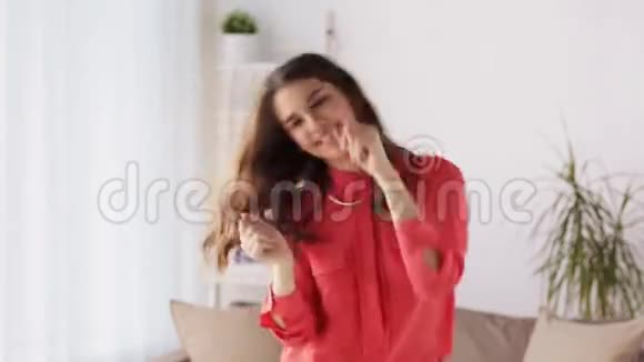 快乐的年轻女子在家跳舞视频的预览图
