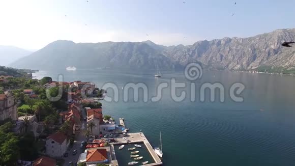 黑山科托尔湾的大型游轮从上面看视频的预览图