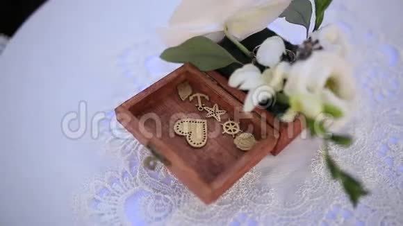 桌上的插花结婚装饰品婚礼视频的预览图