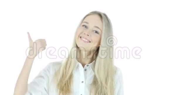 年轻女子竖起大拇指白人背景年轻视频的预览图