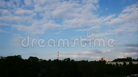 日落时间天空和移动云层发电厂拉脱维亚4K视频的预览图